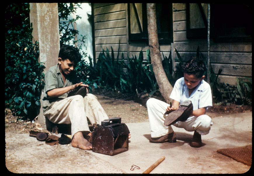 Boys shining shoes (Мальчики, чистящие обувь), 1946-47 