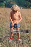 Un enfant regarde son sexe / Ребенок смотрит на свой пенис