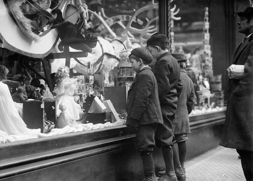 Children looking at Christmas displays in shop windows (Дети рассматривают рождественские товары в витрине магазина), 1910s