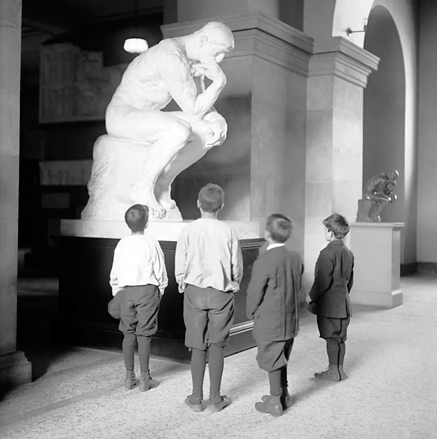 Four boys viewing a monumental plaster cast of Rodin's The Thinker (Четверо мальчиков рассматривают монументальную гипсовую копию «Мыслителя» Родена), 1913