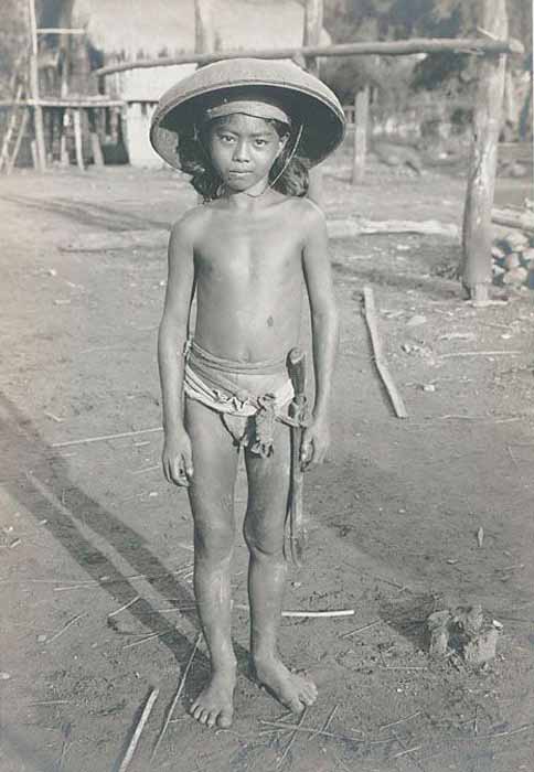 Tinguian Boy in Breechcloth and with Sheathed Dagger and Basketry Hat (Мальчик-тингуанец в набедренной повязке, с кинжалом в ножнах и с плетёной шляпой), 1936