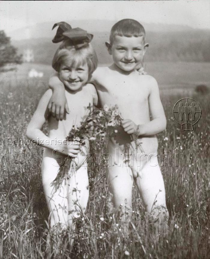 Zwei Kinder auf einer Blumenwiese (Двое детей на цветочной поляне), c.1940