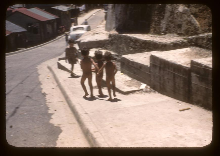 Four children, three naked, on sidewalk by wall close to La Perla (Четверо детей, трое обнаженных, на тротуаре у стены недалеко от Ла Перла), 1946/47 