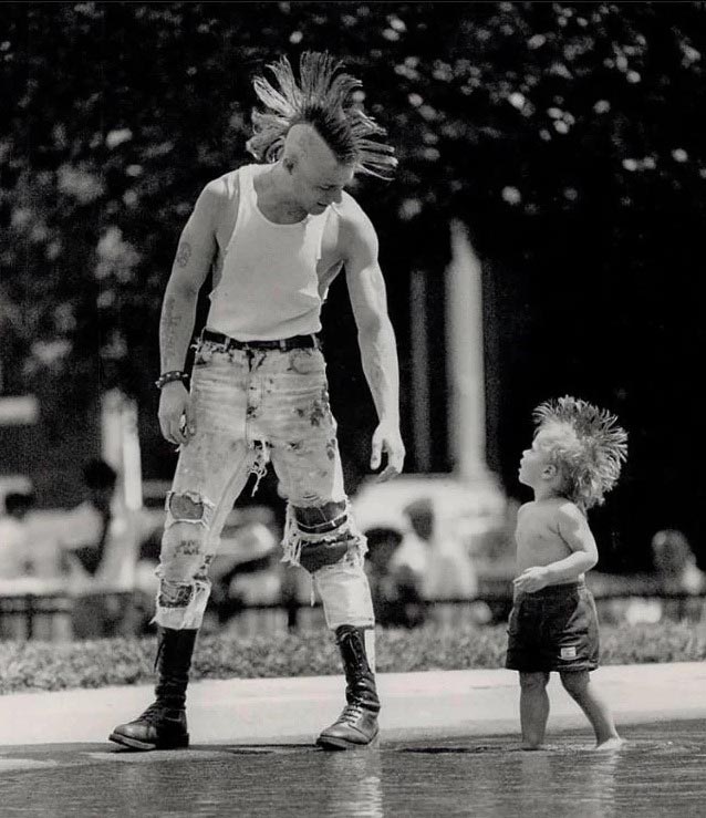 Punk dad and his son (Папа-панк и сын), 1989