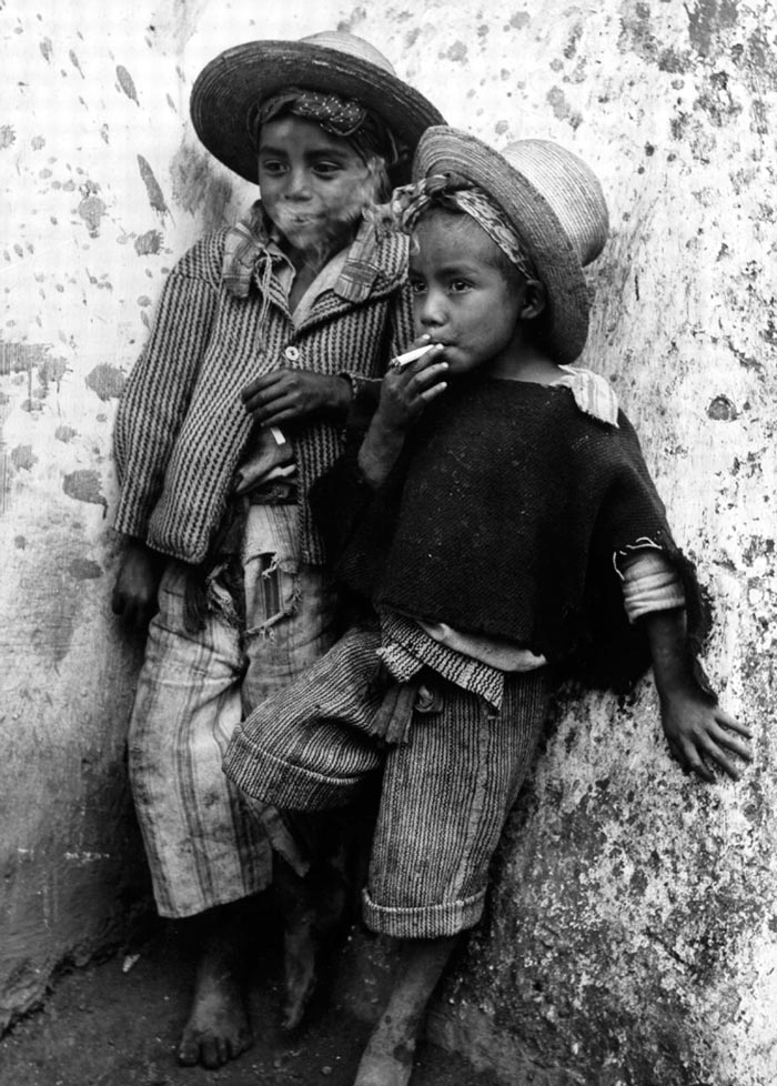 Indigenous boys smoking cigarettes (Туземные мальчики, курящие сигареты) 