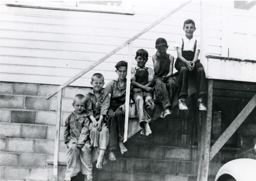 Boys seated on steps (Мальчишки, сидящие на ступенях)