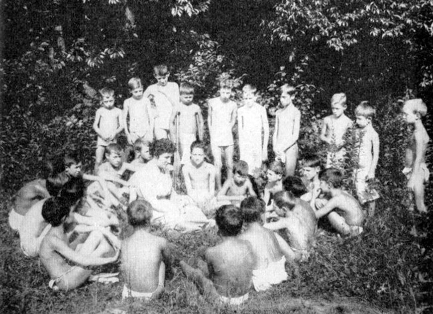 Minimum clothing and maximum exposure to the sun contribute to improving the health of these tuberculous children (Минимум одежды и максимальное пребывание на солнце способствуют улучшению здоровья детей, больных туберкулезом)