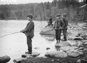 Pojat ongella / Мальчики с удочками