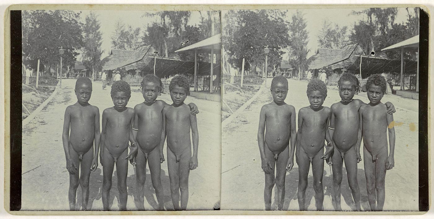 Vier kinderen uit Manokwari poseren in een dorpstraat (Четверо детей из Маноквари позируют на деревенской улице), 1900-1940
