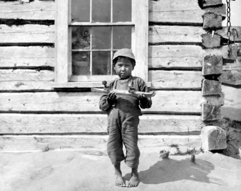 Kodiak Native American boy with skin boat model (Мальчик-кадьяк с моделью лодки из кожи), 1912 