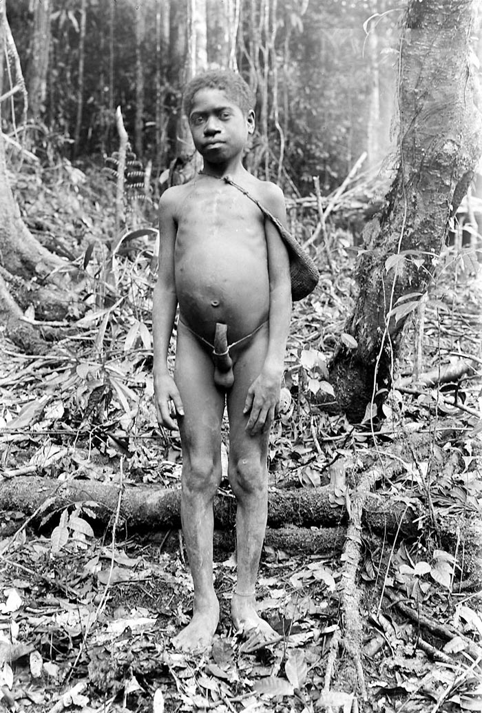 Jongeling uit de kampong Tombe (Юноша у гробницы Кампонг), 1920-1950s