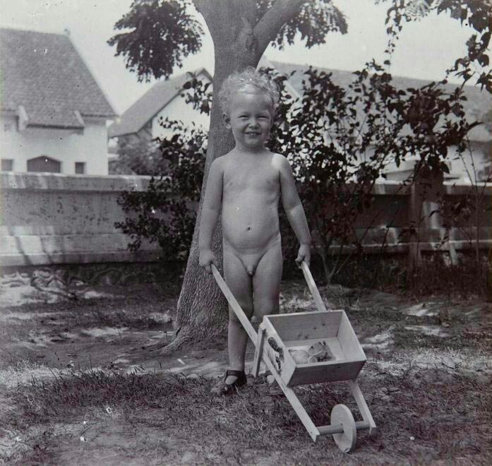 Portret van een jongen met zijn kruiwagen in de tuin (Портрет мальчика с тачкой в ​​саду.), Nov.1922 
