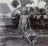 Portret van een jongen met zijn kruiwagen / Портрет мальчика с тачкой