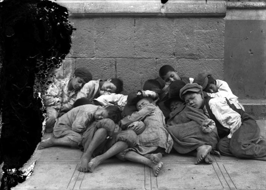 Newsboys sleep in the street (Продавцы газет, спящие на улице), 1923