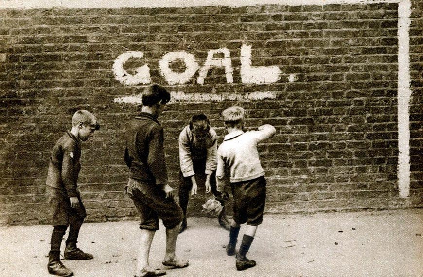 Football in the East End (Футбол в Ист-энде), 1926-1927