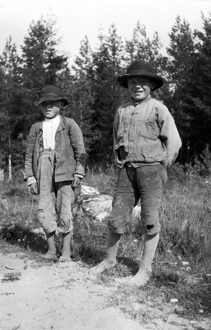 Kaksi paimenpoikaa tien vieressä, Huhtamäki (Два мальчика-пастушка у дороги, Хухтамяки), 1929