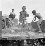 Children unloading split stones / Дети разгружают колотые камни