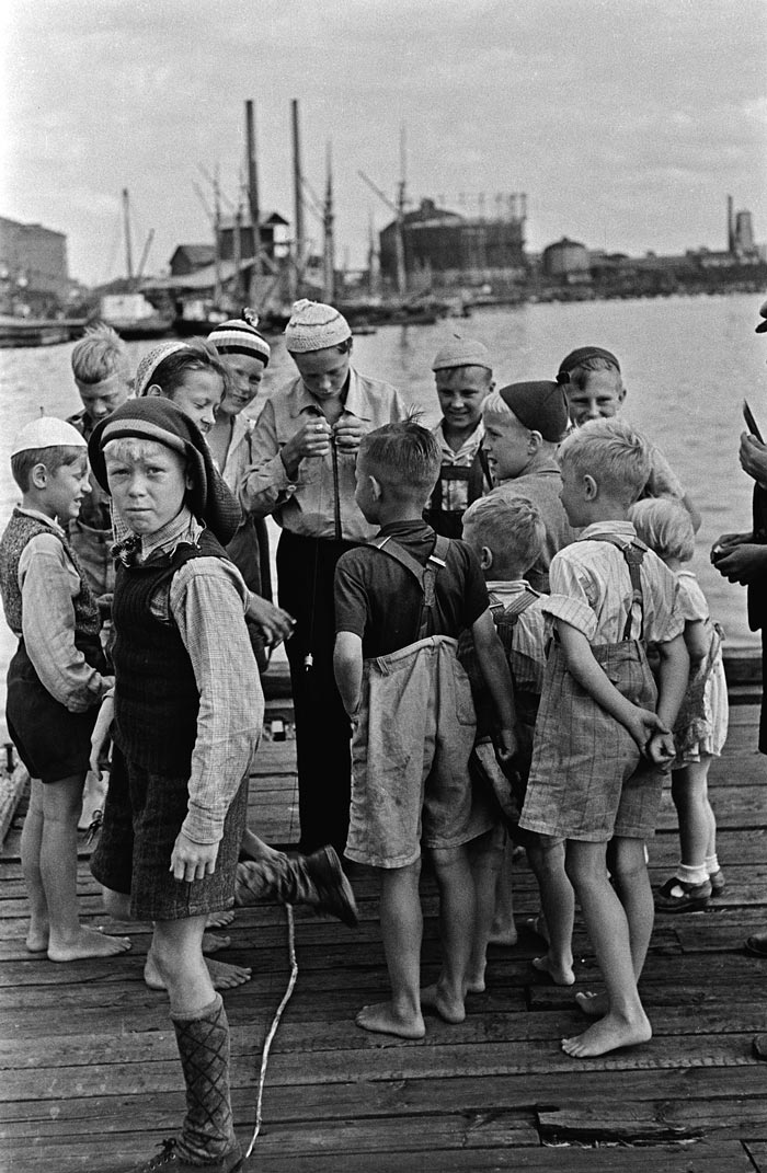 Lapsia laiturilla Sörnäisten rannassa (Дети на пирсе пляжа Сёрнайстен), before 1955