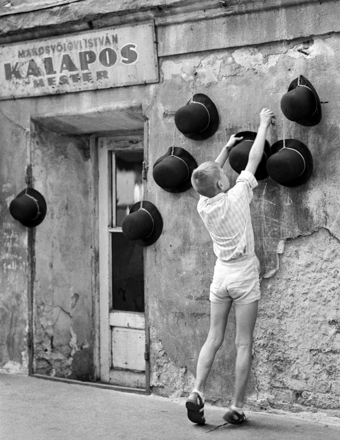 Marosvölgyi István kalaposmester üzlete a Visegrádi utca 20. szám alatt (Шляпная мастерская Иштвана Марошвёлдьи на улице Вишегради, 20), 1960