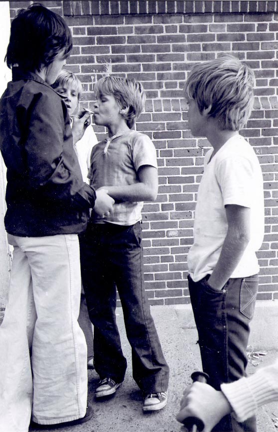Boy smoking a cigarette while other boys watch (Мальчик курит сигарету, пока другие наблюдают), 1973-1975