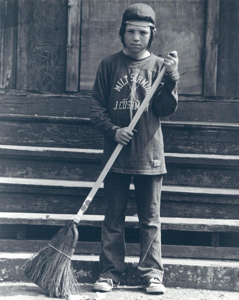 Boy with broom participating in neighborhood cleanup (Мальчик с метлой, участвующий в уборке района), 1975-1976