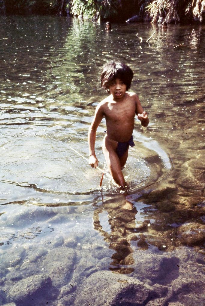 Ilongot (Bugkalot) Tribe, young boy fishing with a bow and arrow (Племя илонготов (бугкалот) - мальчик, ловящий рыбу с помощью лука и стрел), 1978