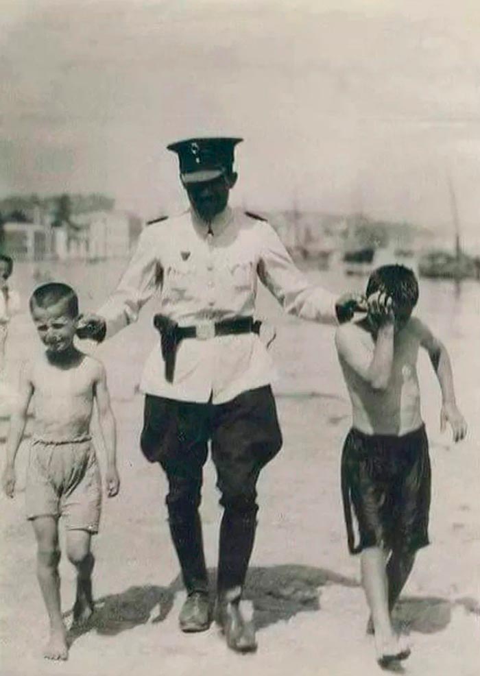 Children and policeman by the sea (Дети и полицейский у моря)