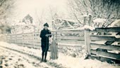 A boy and his sled / Мальчик и его санки