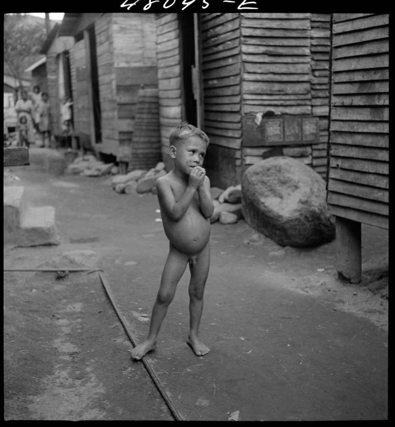 A naked boy standing on a street corner (Голый мальчик, стоящий на углу улицы), 1929-1939