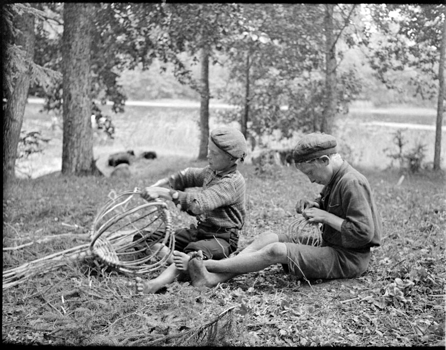 Newsboys sleep in the street (Продавцы газет, спящие на улице), 1923