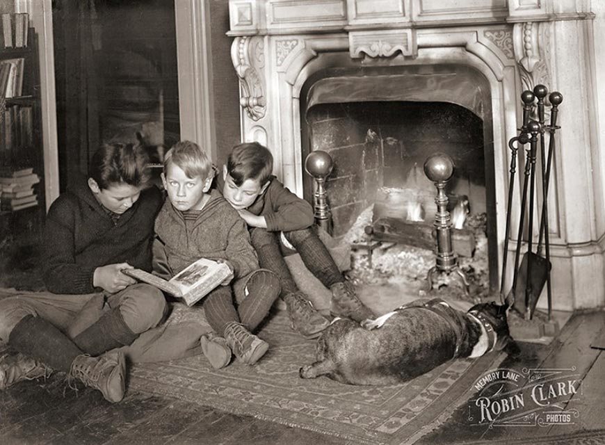 Boys reading by the fireplace (Мальчики, читающие у камина), early 1900s