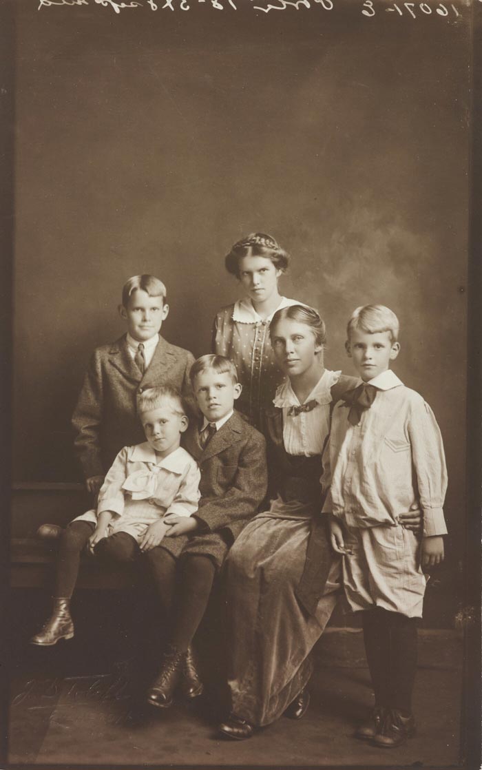 Ruth Wadsworth Porter with (left to right) Eliot, John, Edward, Nancy, and Fairfield (Рут Вэйдсворт с (слева направо) Эллиотом, Джоном, Эдвардом, Нэнси и Файрфилдом), c.1912
