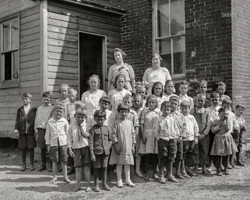 Pupils outside their schoolhouse (Ученики снаружи своей школы), 1920