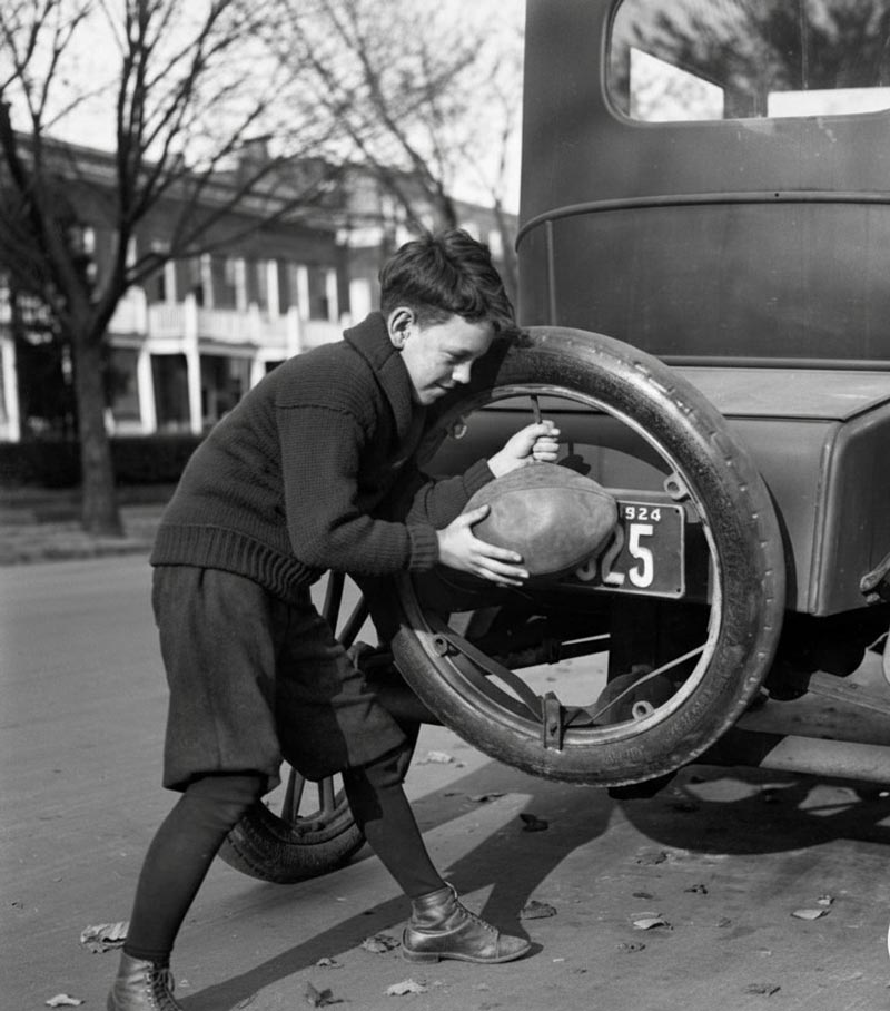 Enfant lisant son illustré (Ребёнок, читающий комикс), 1912