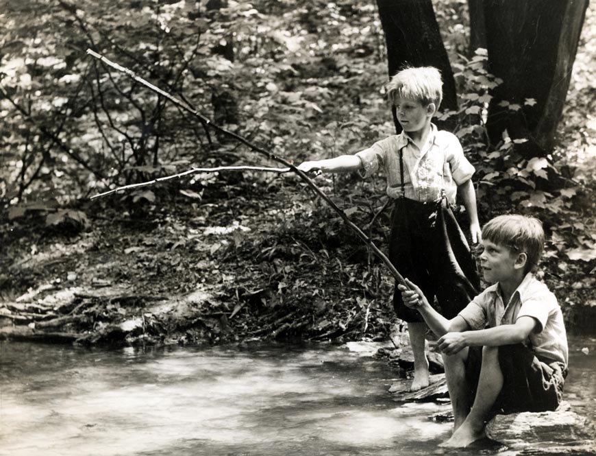 Boys pretending to fish (Мальчики, делающие вид, что ловят рыбу), 1930s