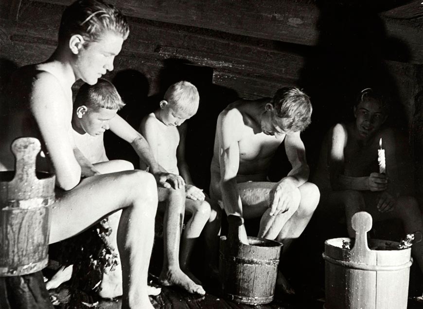 Miehiä ja poikia saunassa (Мужчины и мальчики в сауне), 1939