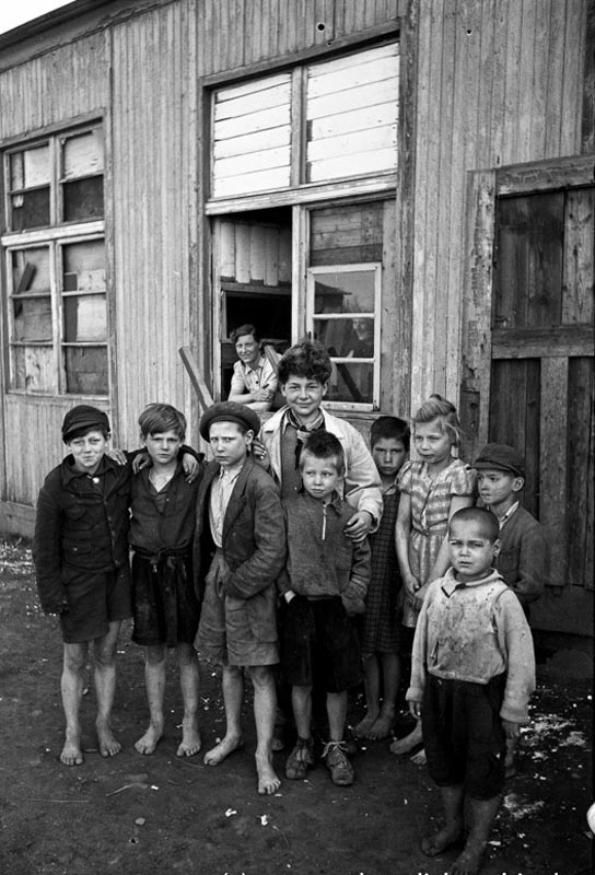 Kinder ohne Schuhe vor einer Baracke (Дети босиком перед бараком), 1946