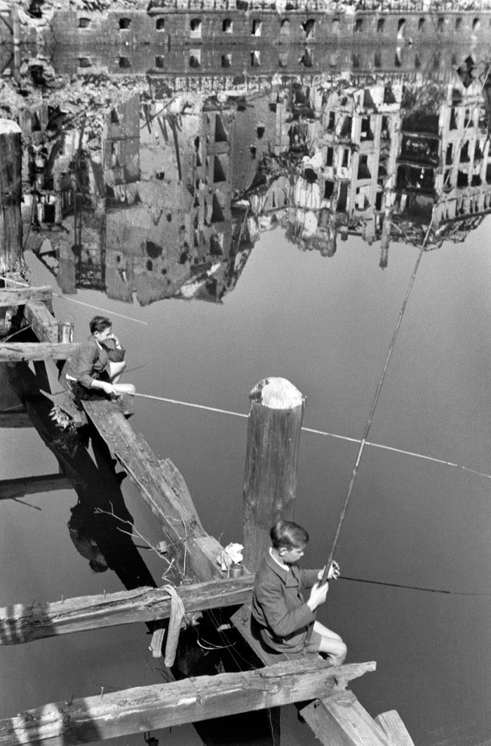 Teenagers fishing in war-torn Berlin (Подростки ловят рыбу в разрушенном войной Берлине), 1947 