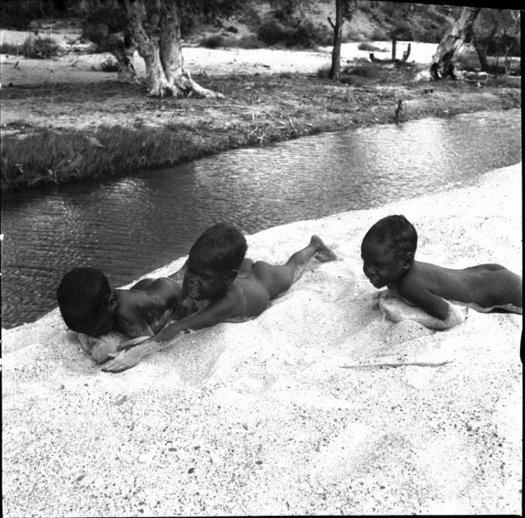 Three children playing in the sand (Трое детей, играющих в песке), 1948