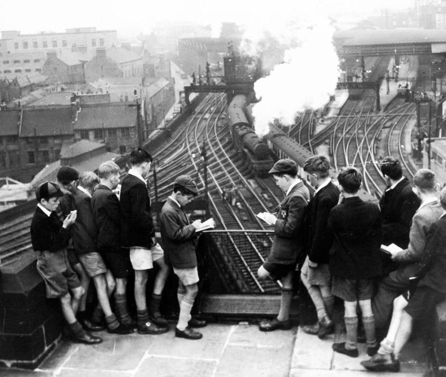 Schoolboy train-spotters at Newcastle Station (Школьники, наблюдающие за поездами, на вокзале Ньюкасла), August 1950