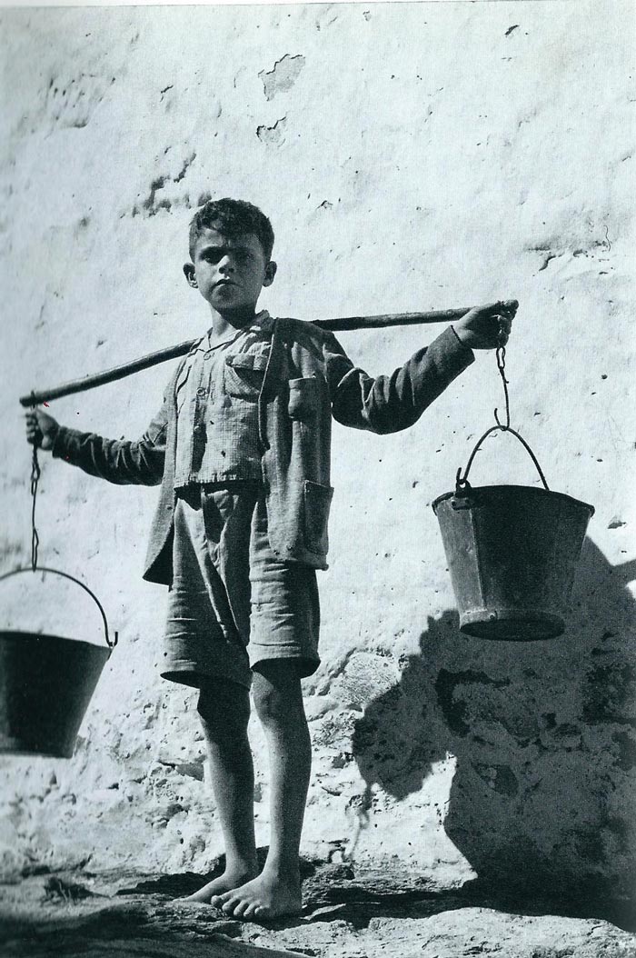 Niño cargando agua (Мальчик, несущий воду), 1963