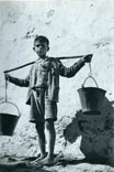 Niño cargando agua / Мальчик, несущий воду
