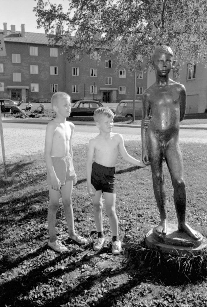 Två pojkar står intill en staty (Двое мальчиков стоят рядом со статуей), 1963