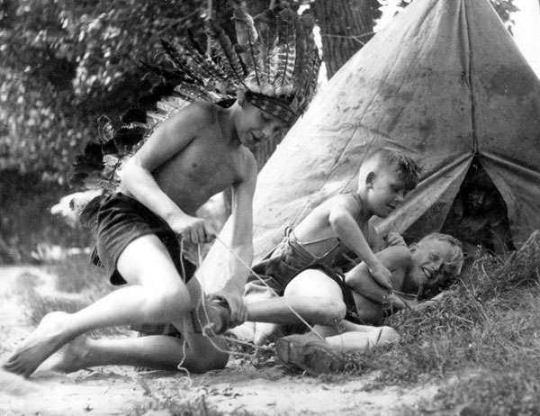 Children playing Cowboys and Indians (Дети играют в ковбоев и индейцев), 1930