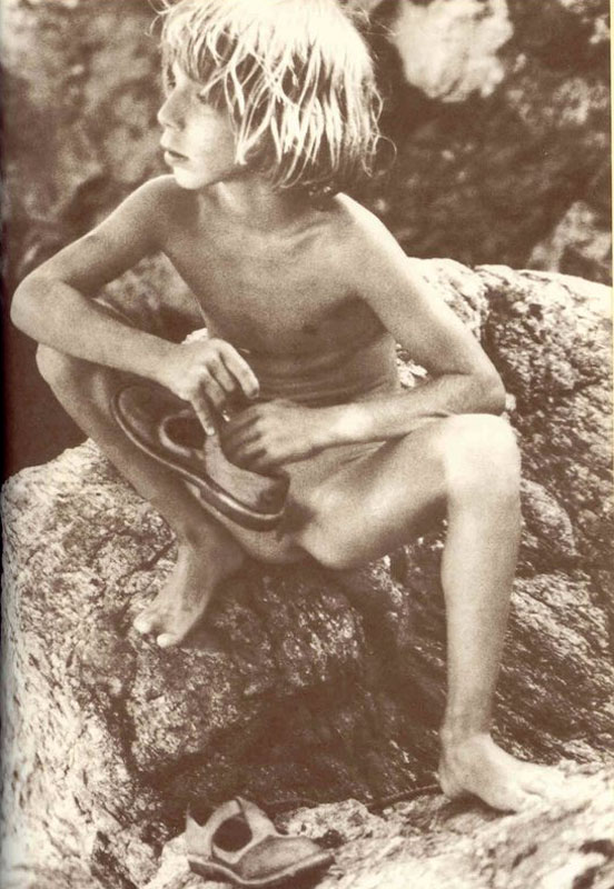 Boy Sitting on Log (Мальчик, сидящий на колоде)