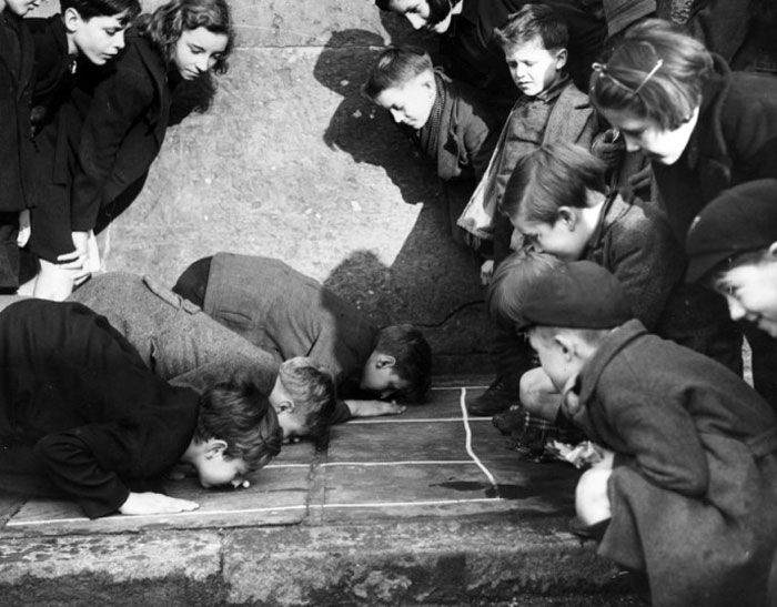 Children in King,s Cross Street have a 'peanut race' (Дети на Кингс-Кросс-Стрит занимаются «арахисными гонками»)