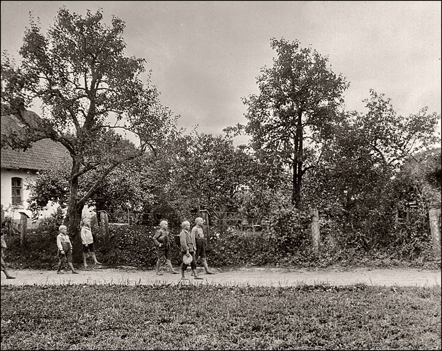 The Way to School (Дорога в школу), 1920/30s