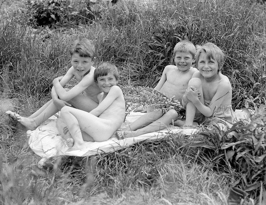 Young Sunbathers (Загорающие мальчишки), c.1926