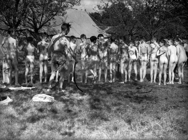 Schoolboys from Dulwich College Preparatory School taking a communal showers (Школьники из подготовительной школы Далуич-колледжа, эвакуированные в первые дни Второй мировой войны в Кранбрук, принимают с помощью воспитателя общий душ), 1939