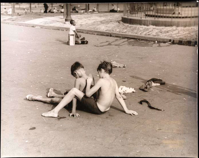 This boy is writing on the other boy's back with white chalk 'F... the cops' (Этот мальчик пишет на спине другого мелом «Хуй полицейским»), 1937